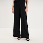Pantalon effet gaufré fluide noir femme à 19,99 € dans le catalogue La Halle