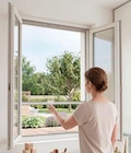 Promo Moustiquaire de fenêtre enroulable en aluminium blanc Kocoon L. 125 x h. 150 cm à 84,90 € dans le catalogue Castorama à Avignon