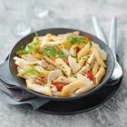 Salade repas Caesar penne et émincé de poulet rôti, parmigiano reggiano & tomates mi-séchées en promo chez Carrefour Market Salade repas Caesar penne et émincé de poulet rôti, parmigiano reggiano & tomates mi-séchées dans le catalogue Carrefour Market