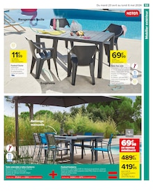 Promo Table De Jardin dans le catalogue Carrefour du moment à la page 55