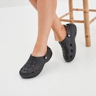 Sabots plateformes Crocs noir femme dans le catalogue La Halle