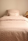 Lot linge de lit imprimé motif fruits 140x200cm + 63x63cm en coton bio - Monoprix Valence à Valence Lot linge de lit imprimé motif fruits 140x200cm + 63x63cm en coton bio en promo chez Monoprix Valence Valence à 20,99 €