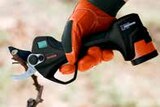 Promo Sécateur à batterie 14.4 V Ø18 & 35 MM + 2 batteries à 209,90 € dans le catalogue Rural Master à Le Soler