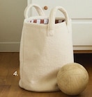 Panier de rangement en promo chez Maisons du Monde Panier de rangement dans le catalogue Maisons du Monde