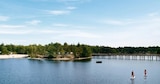 Weite Seen zum Erkunden, einzigartige Allwetter-Spielwelt und viel Platz zum Entspannen im Center Parcs Prospekt zum Preis von 377,00 €