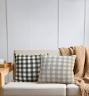 Coussin déhoussable maxi vichy 100% coton en promo chez Décor Discount Coussin déhoussable maxi vichy 100% coton dans le catalogue Décor Discount