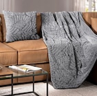 Jacquard-Sherpa-Kuscheldecke bei Penny im Oschatz Prospekt für 5,99 €