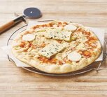 PIZZA 4 FROMAGES "MIX BUFFET"(3)(C) - U Express à La Rochelle PIZZA 4 FROMAGES "MIX BUFFET"(3)(C) en promo chez U Express La Rochelle à 3,00 €