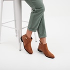 Promo Bottines chelsea avec boucles marron femme à 25,99 € dans le catalogue La Halle à Montdidier