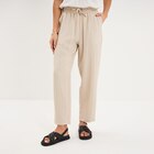 Pantalon fluide carotte élastiquée beige femme - La Halle à Caen Pantalon fluide carotte élastiquée beige femme en promo chez La Halle Caen à 29,99 €