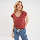 Promo T-shirt col v poche poitrine rouge foncé femme à 7,99 € dans le catalogue La Halle à Brignoles