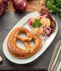 Gastronomie im Segmüller Prospekt Riesenbreze mit Obatzda im aktuellen Segmüller Prospekt für 6,90 €