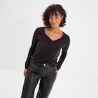 La Halle Pessines - Promo Pull col en V manches longues noir femme Promo Pull col en V manches longues noir femme à 12,99 € dans le catalogue La Halle à Pessines