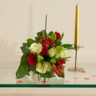 Bouquet parfumé roses lys et hypericum en promo chez Carrefour Châteauroux à 7,99 €