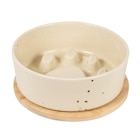 Gamelle anti-glouton pour chien en grès blanc cassé et support en bambou D22 dans le catalogue Maisons du Monde