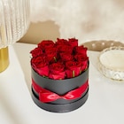 Boîte à chapeau 12 roses rouges en promo chez Carrefour Boîte à chapeau 12 roses rouges dans le catalogue Carrefour