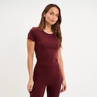 Promo T-shirt de sport court ajusté violet foncé femme à 9,99 € dans le catalogue La Halle à Bron