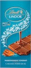Tablette de Chocolat Lindor Lait Caramel Pointe de Sel - Lindt dans le catalogue Intermarché Contact