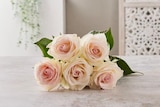 Bouquet de 5 roses en promo chez Carrefour Bouquet de 5 roses dans le catalogue Carrefour