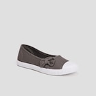 Ballerines en toile avec noeuds taupe femme en promo chez La Halle Ballerines en toile avec noeuds taupe femme dans le catalogue La Halle