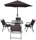 Table de jardin rectangulaire avec 4 chaises et un parasol en promo chez Maxi Bazar Issy-les-Moulineaux à 159,99 €