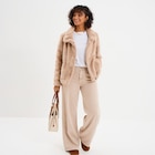 La Halle Neufchâtel-en-Bray - Promo Veste fausse fourrure col montant beige femme Promo Veste fausse fourrure col montant beige femme à 34,99 € dans le catalogue La Halle à Neufchâtel-en-Bray