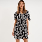 Promo Robe fluide genou col en V noir femme à 15,99 € dans le catalogue La Halle à Gannat
