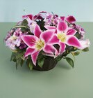 Coupe lys et hortensias en promo chez Maxi Bazar Neuilly-sur-Seine à 29,99 €