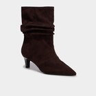 La Halle Lanester - Promo Bottines plissées talon kitten heel marron foncé femme Promo Bottines plissées talon kitten heel marron foncé femme à 39,99 € dans le catalogue La Halle à Lanester