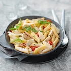 Salade repas Caesar penne et émincé de poulet rôti, parmigiano reggiano & tomates mi-séchées en promo chez Carrefour Market Salade repas Caesar penne et émincé de poulet rôti, parmigiano reggiano & tomates mi-séchées dans le catalogue Carrefour Market
