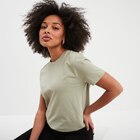 Promo T-shirt col rond manches courtes coton vert kaki femme à 4,99 € dans le catalogue La Halle à Saint-Clair-de-la-Tour