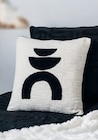 Cushion with black geometric design - B&M Cushion with black geometric design à 9,99 € dans le catalogue B&M