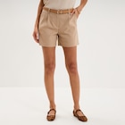 La Halle Fleurance - Promo Short chino large taille haute ceinturé marron femme Promo Short chino large taille haute ceinturé marron femme à 25,99 € dans le catalogue La Halle à Fleurance