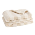 Promo Plaid Teddy fourrure beige et blanc 130x190cm (2 modèles damier ou rayures) à 14,99 € dans le catalogue Gifi à Vézannes