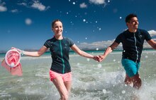 Herren Badeshorts von SUBEA bei DECATHLON Herren Badeshorts von SUBEA für 14,99 € bei DECATHLON im Prospekt "FÜR ALLE, DIE AUF WASSER STEHEN "