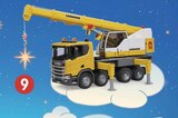 Camion scania super 560r avec grue liebherr bruder à 52,42 € dans le catalogue Intermarché Hyper
