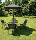 Table de jardin avec 4 chaises et un parasol en promo chez Maxi Bazar Boulogne-Billancourt à 129,99 €