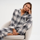 Ensemble pyjama chemise pantalon coton blanc femme en promo chez La Halle Suresnes à 20,99 €