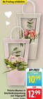 Frische Blumen in Geschenkverpackung mit Trägergriff Angebote bei E center Böblingen für 10,99 €