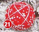 Boule rouge avec perles de neige en promo chez Bazarland Angers à 1,69 €