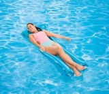 Matelas gonflable en promo chez B&M Rosny-sous-Bois à 2,95 €