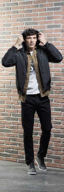 Bombers capuche - Géant Casino à Boulogne-Billancourt Bombers capuche en promo chez Géant Casino Boulogne-Billancourt à 19,00 €