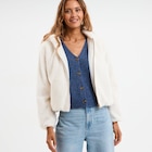 Veste fausse fourrure à capuche creme femme - La Halle Veste fausse fourrure à capuche creme femme à 34,99 € dans le catalogue La Halle