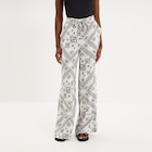 Pantalon large taille élastiquée blanc femme - La Halle à Aulnay-sous-Bois Pantalon large taille élastiquée blanc femme en promo chez La Halle Aulnay-sous-Bois à 10,00 €