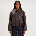 blouson court oversize similicuir zippé marron foncé femme en promo chez La Halle blouson court oversize similicuir zippé marron foncé femme dans le catalogue La Halle