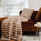 Plaid imitation fourrure polaire boudoir en promo chez Maxi Bazar Villeurbanne à 39,99 €