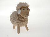 Holzaufsteller Schaf mit Wolle, beige bei dm-drogerie markt im Leer Prospekt für 4,45 €