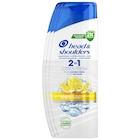 Promo Shampooing Antipelliculaire 2 En 1 Head & Shoulders à 9,87 € dans le catalogue Auchan Hypermarché à Bias