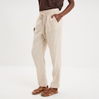 Promo Pantalon droit 7/8ème lin mélangé beige femme à 18,19 € dans le catalogue La Halle à Paris