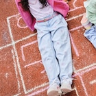 Jean mom brodé avec ceinture denim triple stone fille à 22,99 € dans le catalogue La Halle